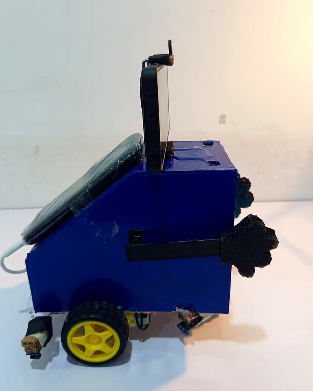 Side profile of AMSAN showing the body, phone mount, arm and drive wheel.